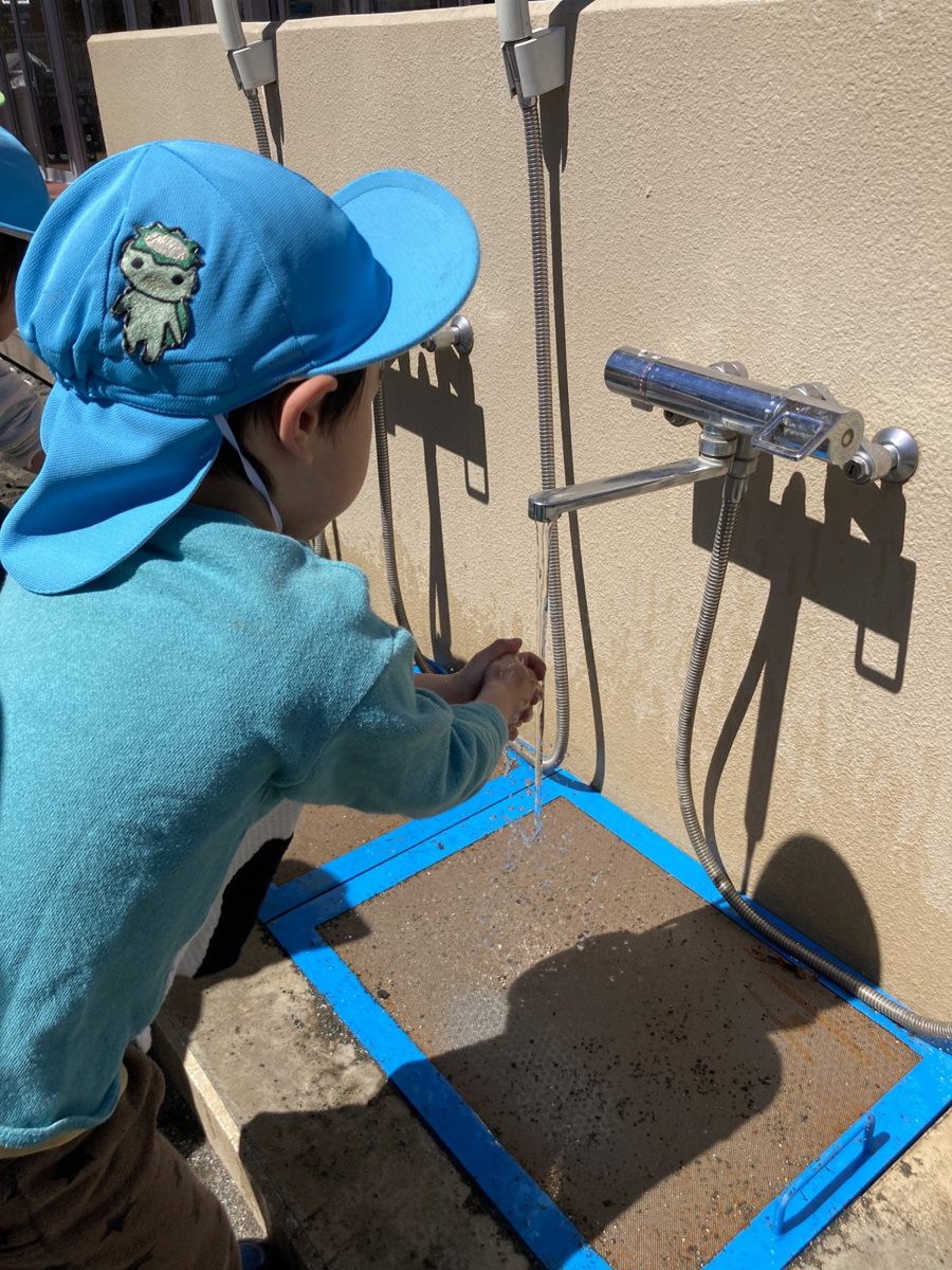 保育園の手洗い場で使われているドロよけくん。子どもが手を洗う足元の排水溝に設置